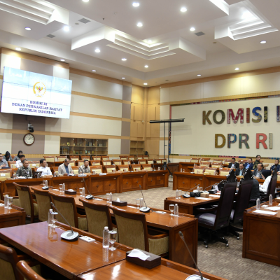 RAPAT KERJA PENYERAHAN DIM DARI PEMERINTAH KE KOMISI III DPR RI (08 JULI 2025)